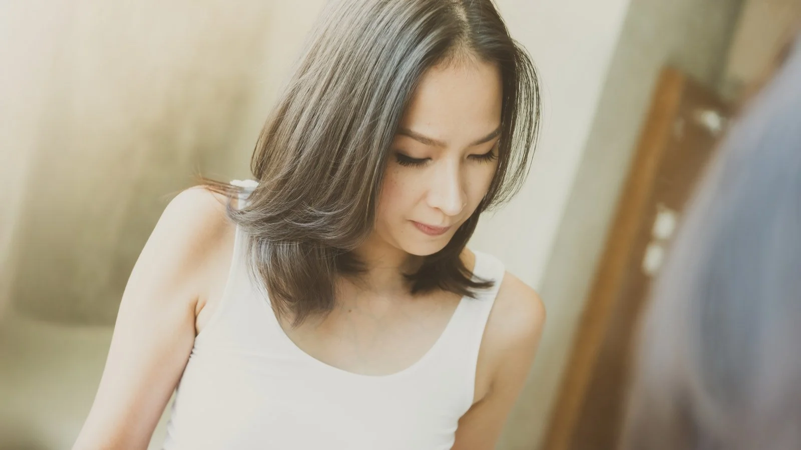 一位毛发浓密的亚洲成熟女性