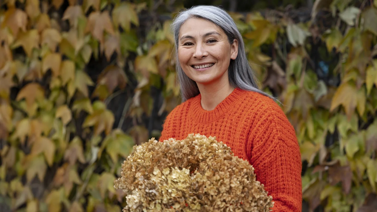 秋季一位灰发亚洲成熟女性